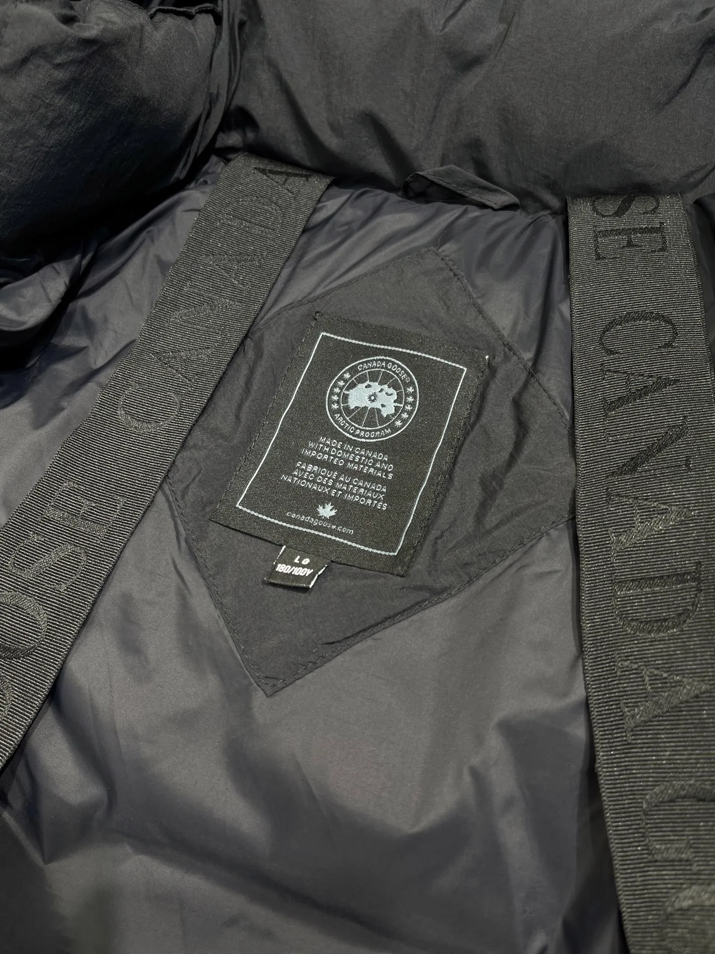 P1100 Canada Goose 🌟Canada Goose🇨🇦 Unisex down jacket, couple style, imported 90% duck down, collar is Canadian wild coyote hair, checkered double-layer inner liner with no velvet, thick velvet filling, level 5 cold protection, only one goose is needed to prevent freezing in winter, the stitching is perfect! I will buy another version this year, all accessories and materials will follow the original size: xs-xxl